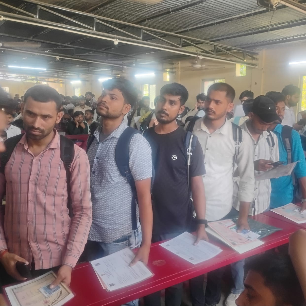 Chaos at the Job Fair Held at Aliganj Government ITI: Bicycle Stand Converted into Placement Hall; Candidates Packed in Like Hay
