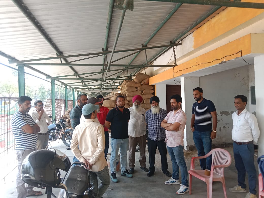 Ruckus in the market due to non-availability of gunny bags, farmers threaten to stage a sit-in