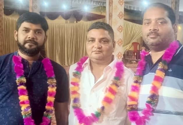 पलिया के होटल व्यवसायिक संघ के नवनिर्वाचित पदाधिकारी। स्रोत:  संगठन