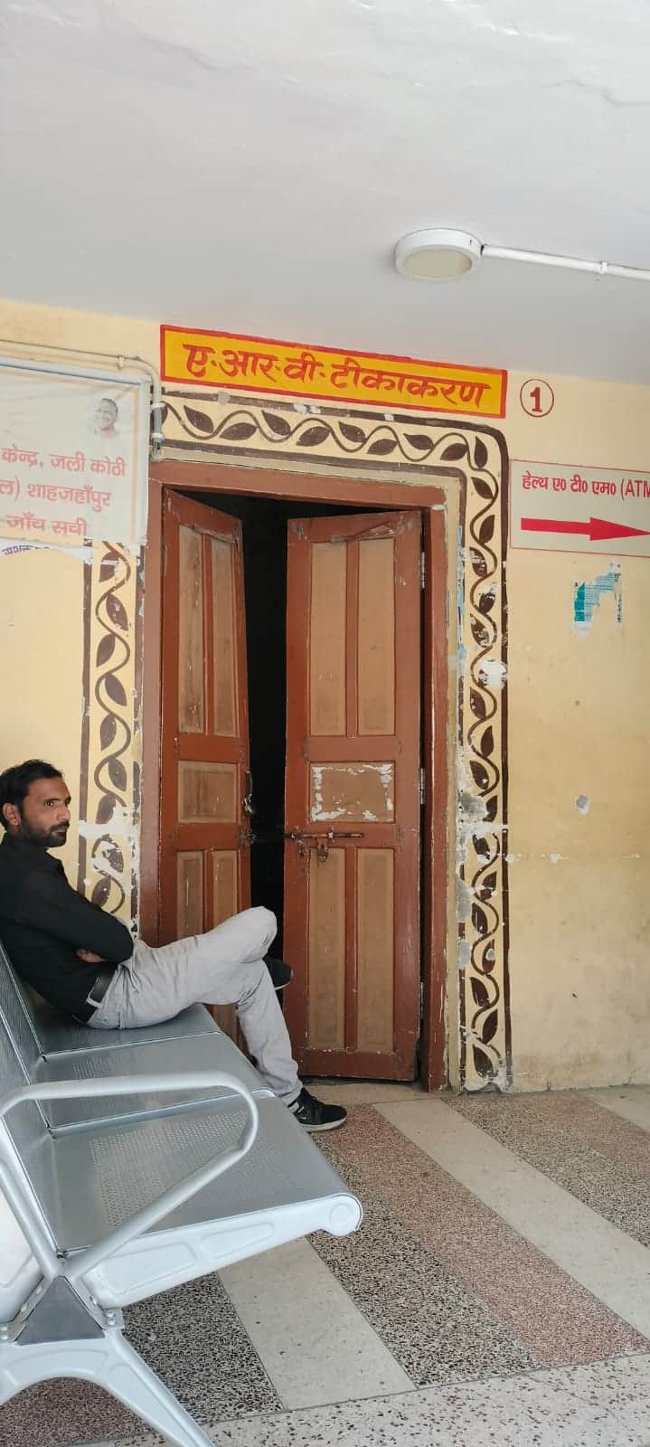 पुराने जिला अस्पताल में  टीकाकरण केंद्र का बंद दरवाजा। संवाद