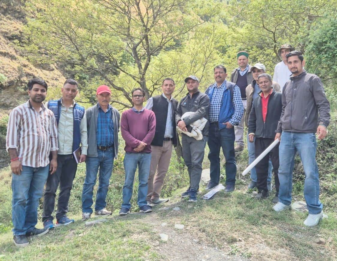 प्रस्तावित दलोट-छलावट सडक़ निर्माण को लेकर निरीक्षण करते विभिन्न विभागाधिकारी। संवाद