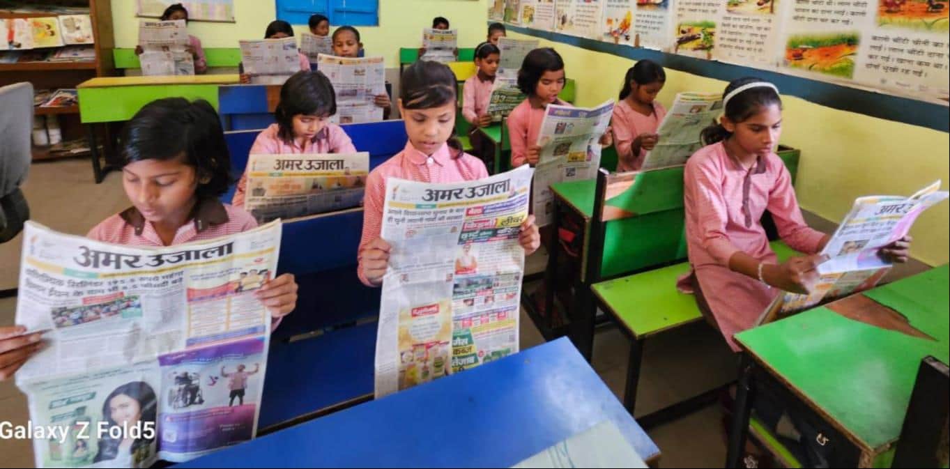 प्राथमिक विद्यालय बुटराड़ा में अखबार पढ़ते छात्र-छात्रा। संवाद