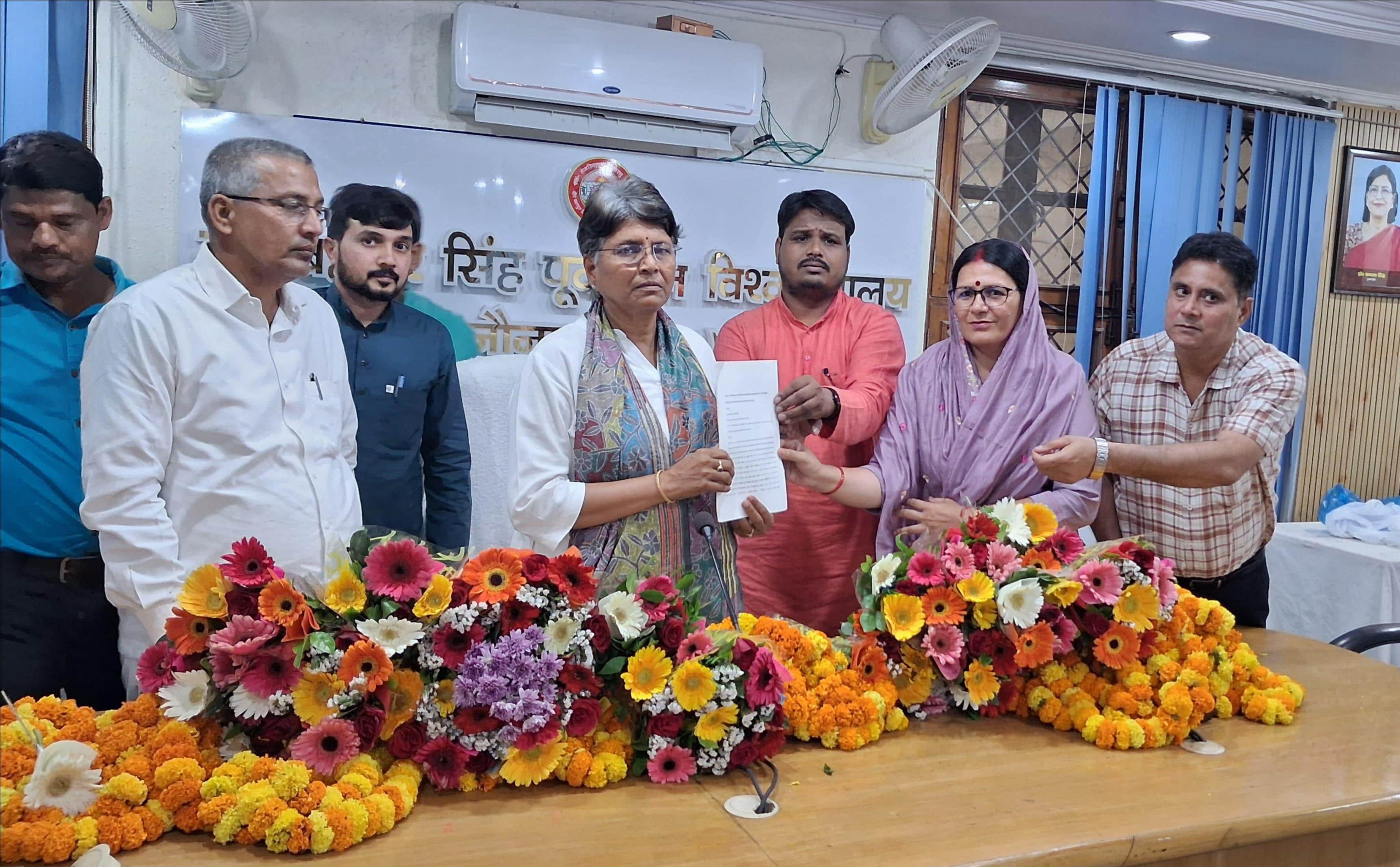 पूर्वांचल विश्वविद्यालय में अनियमितता को लेकर कुलपति को ज्ञापन सौंपते शिक्षक। स्रोत-संवाद