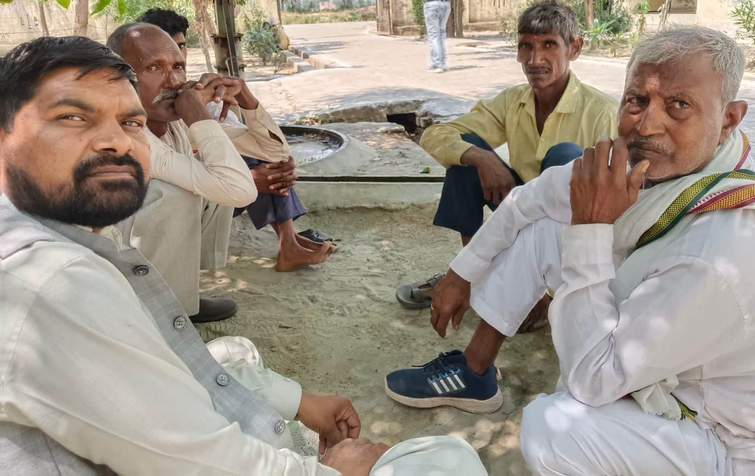 पोस्टमाॅर्टम हाउस पर हादसे की जानकारी देते मृतका जनुका देवी के परिजन। संवाद