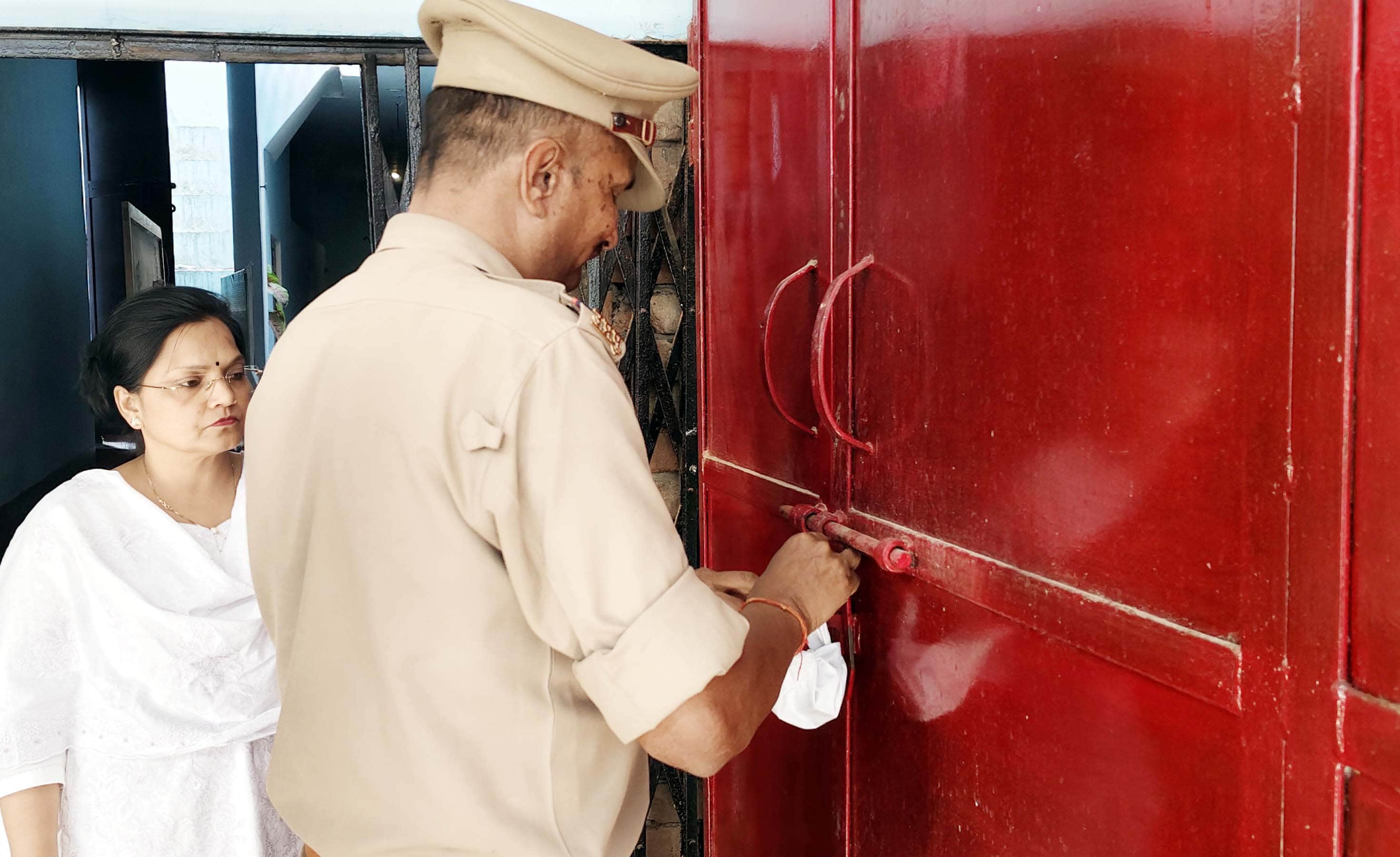 पुवायां में ईओ कल्पना शर्मा के साथ यात्री निवास सील  करती  पुलिस। संवाद