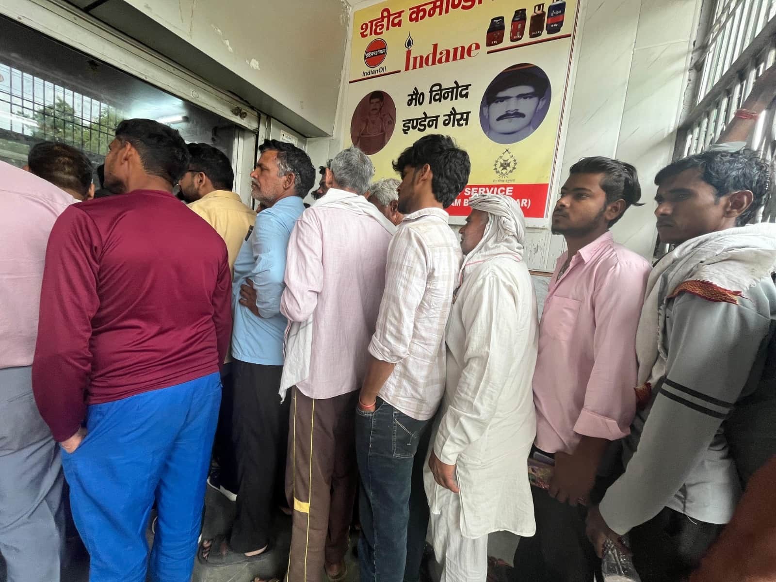 रबूपुरा में स्थित विनोद गैस एजेंसी में लगी लंबी कतार। होम डिलीवरी के बावजूद एजेंसी पर लंबी कतार