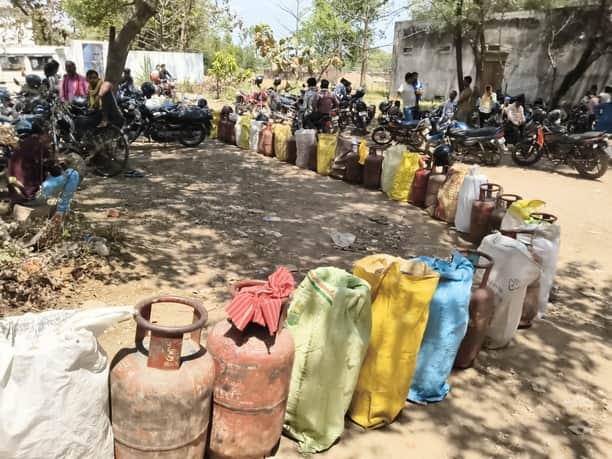 रॉबर्ट्सगंज एचपी गैस गोदाम पर सिलेंडर की लगी कतार। संवाद