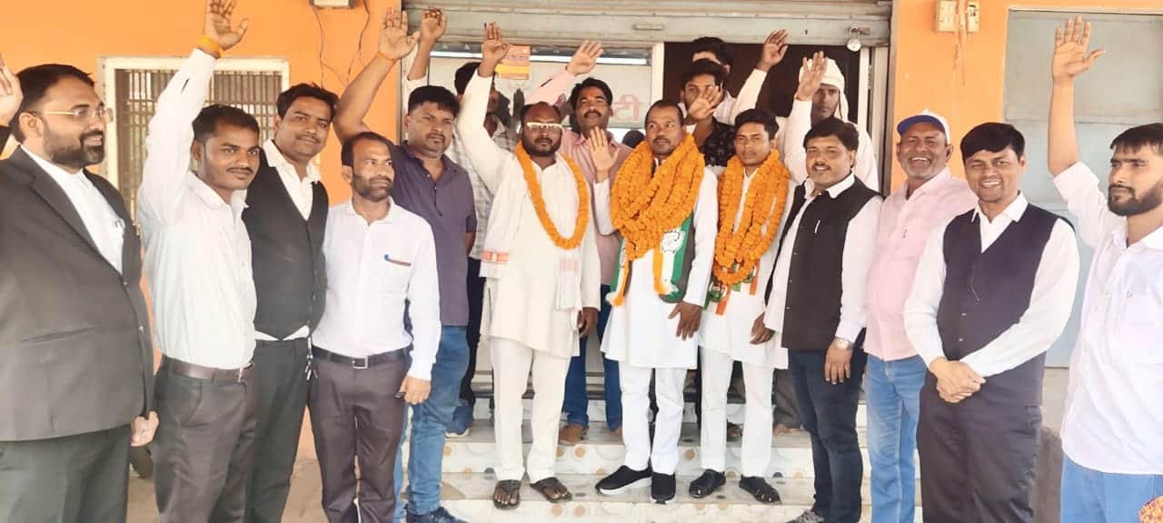 रॉबर्ट्सगंज जिला कांग्रेस कमेटी कार्यालय में नवनियुक्त पदाधिकारियों का स्वागत करते पदाधिकारी।