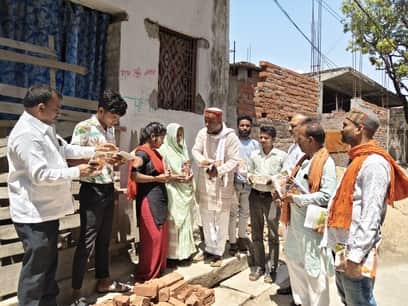 रॉबर्ट्सगंज में सरकार की योजनाओं की जानकारी देते भाजपाके पदाधिकारी। संवाद