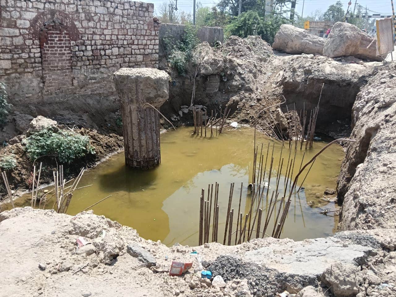 रोहतक रोड रेलवे फाटक के पास खुला पड़ा पाइल लोड के लिए खोदा गया गड्ढा। 