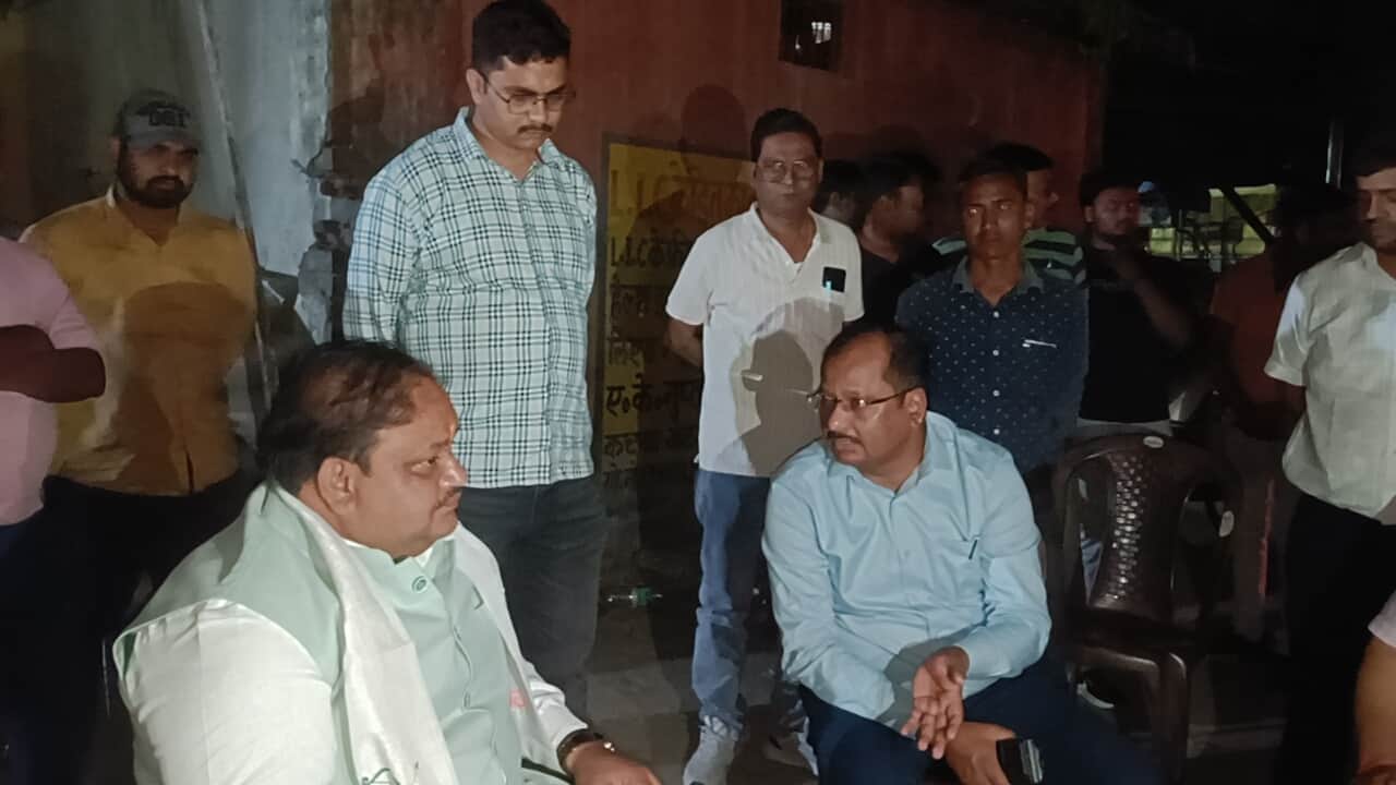 रोजा मंडी में अधिकारियों से बातचीत करते ददरौल विधायक अरविंद सिंह।