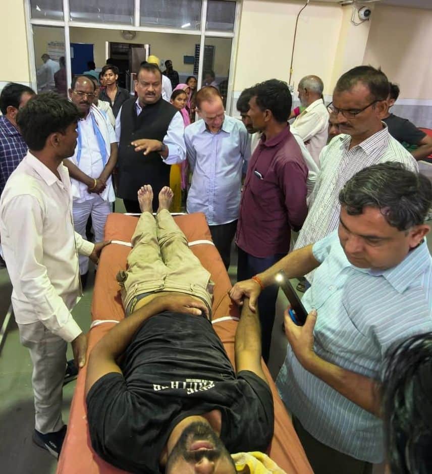 राजकीय मेडिकल कॉलेज में भर्ती मरीज को देखते डॉक्टर। स्रोत: सोशल मीडिया