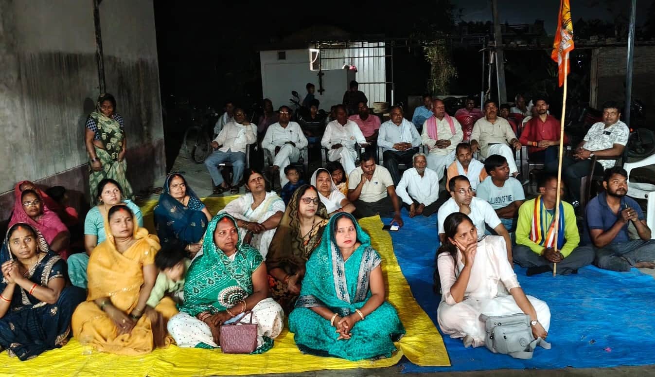 राजूपट्टी गांव में चक्रवर्ती सम्राट अशोक की जयंती समारोह उपस्थित लोग। संवाद