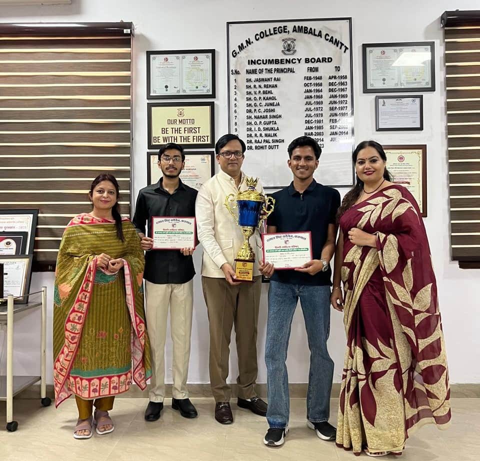 राज्य स्तरीय कविता-पाठ में ओवरऑल ट्रॉफी जीतने पर विजेताओं को बधाई देते प्राचार्य रोहित दत्त। प्