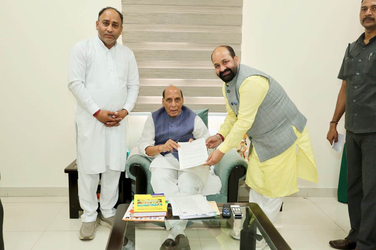 रक्षामंत्री को ज्ञापन सौंपते बसोहली विधायक ठाकुर दर्शन सिंहविज्ञपित