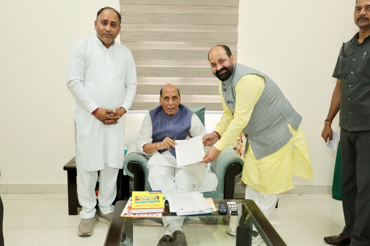 रक्षामंत्री को ज्ञापन सौंपते बसोहली विधायक ठाकुर दर्शन सिंहविज्ञपित