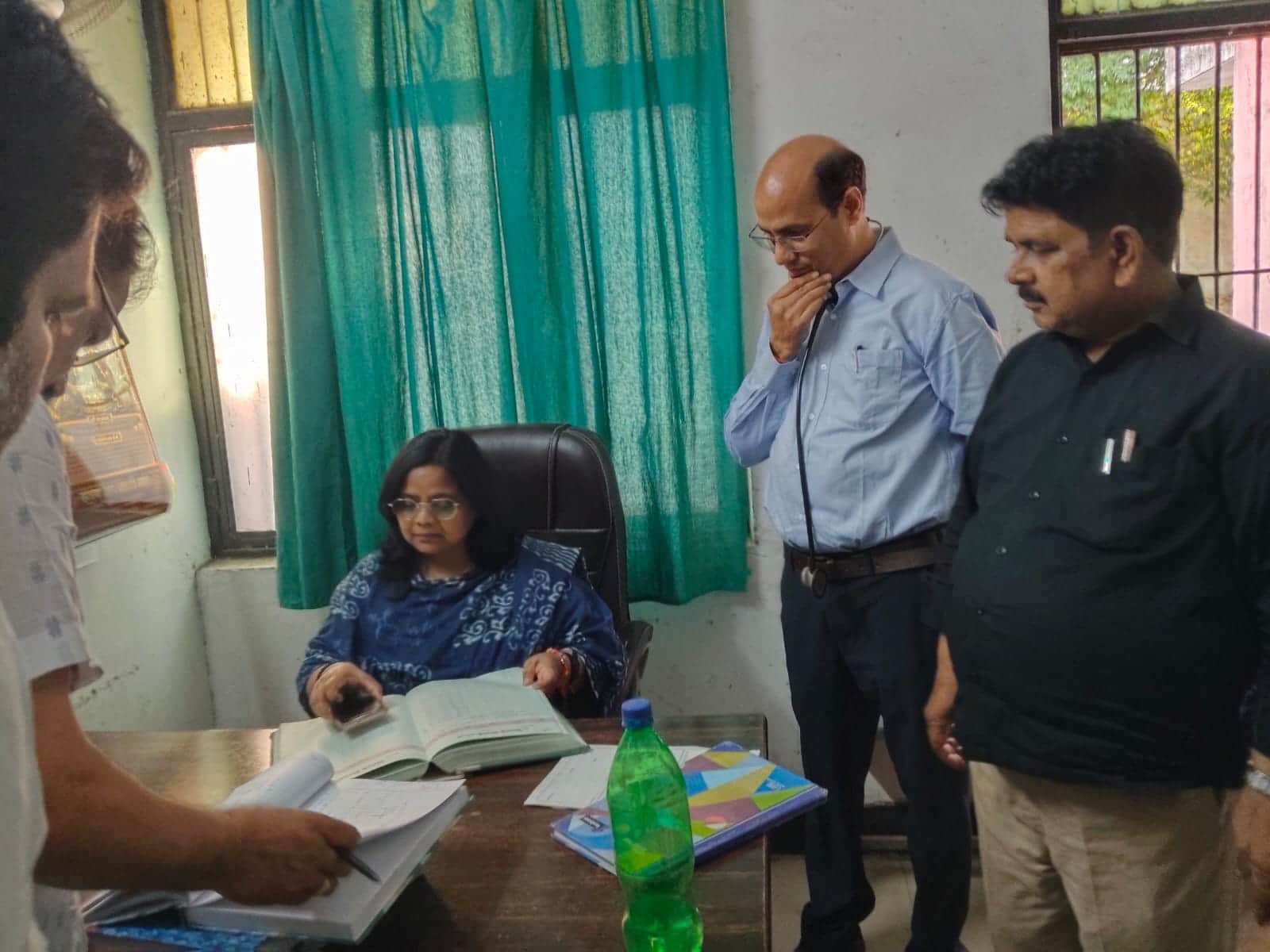 रामकोला सीएचसी का निरीक्षण करतीं सीडीओ वंदिता श्रीवास्तव। स्रोत-सोशल मीडिया