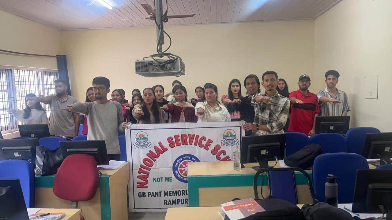 रामपुर कॉलेज में नशा न करने की शपथ लेते विद्यार्थी: प्रबंधन