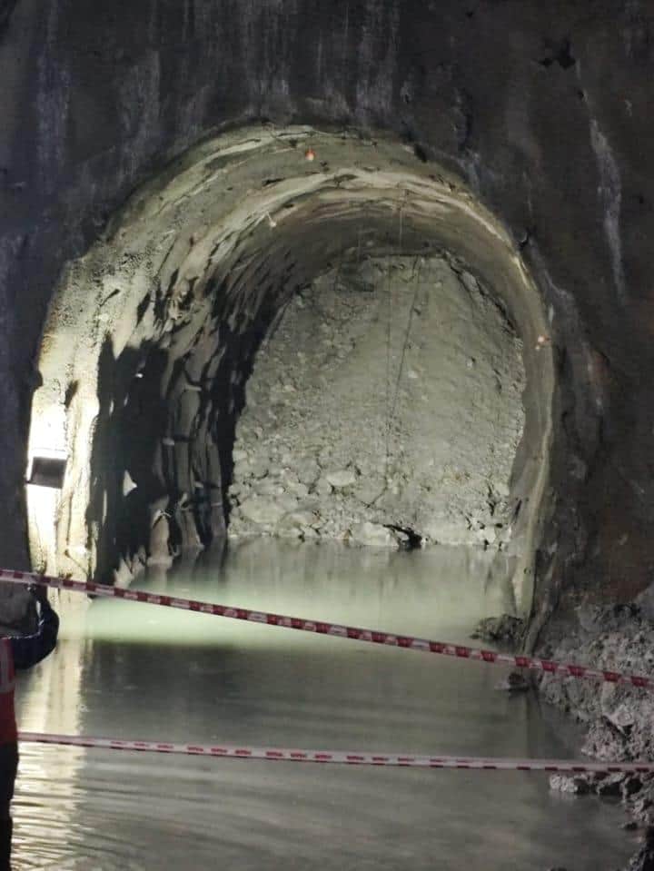 रुद्रप्रयाग में स्थित जवाड़ी बायपास से डेढ़ किमी भीतर रेलवे टनल बी 13 में आया मलबा - जागरुक पाठ