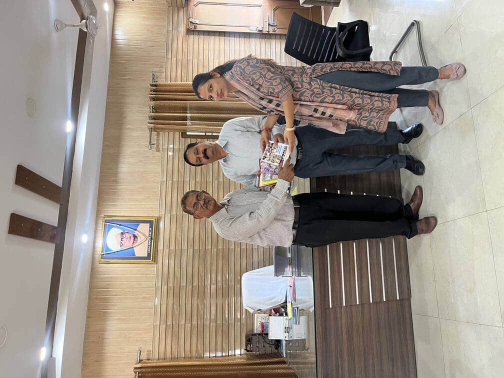 राधालाल गीता विद्या मंदिर स्कूल के प्रधानाचार्य अनिल कुमार को खेलों की पुस्तकें भेंट करते डॉ. प