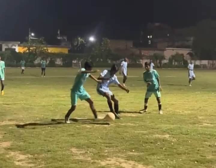 रेवतीपुर के ग्रीन पार्क स्टेडियम में गेंद पर कब्जे की कोशिश करते मिडिल रॉक और वेस्टर्न वॉरियर्स