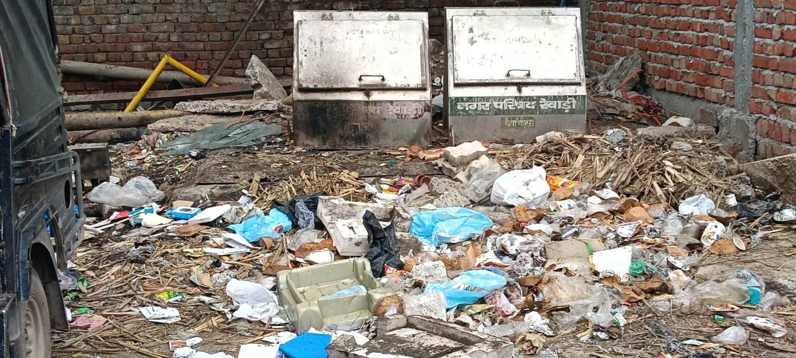 रेवाड़ी। नाईवाली चौक के पास कूड़े के डस्टबिन के बाद पड़ा कूड़ा। संवाद