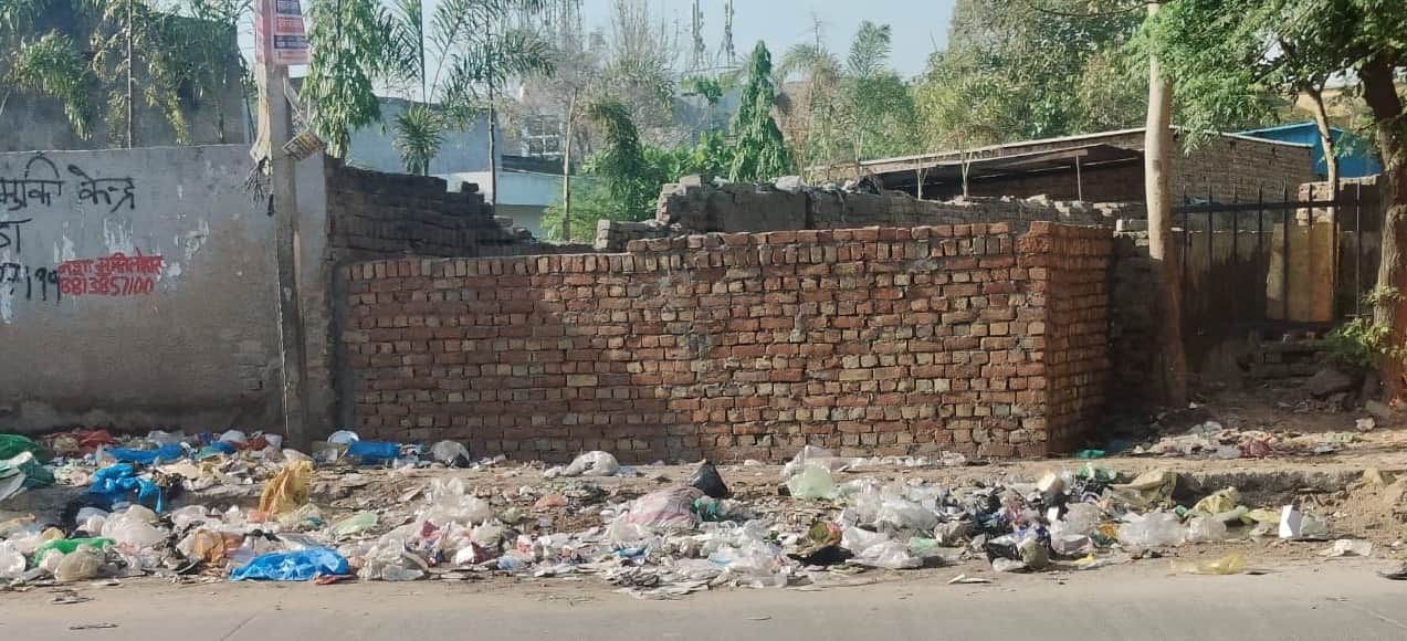 रेवाड़ी। ट्रामा सेंटर के पास बनाया गया कचरा प्वाइंट की कराई चहारदीवारी। संवाद