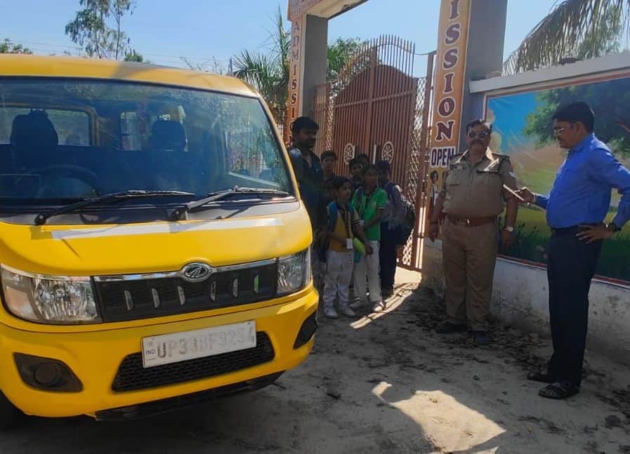 रायबरेली में स्कूली वाहनों की जांच करते एआरटीओ।