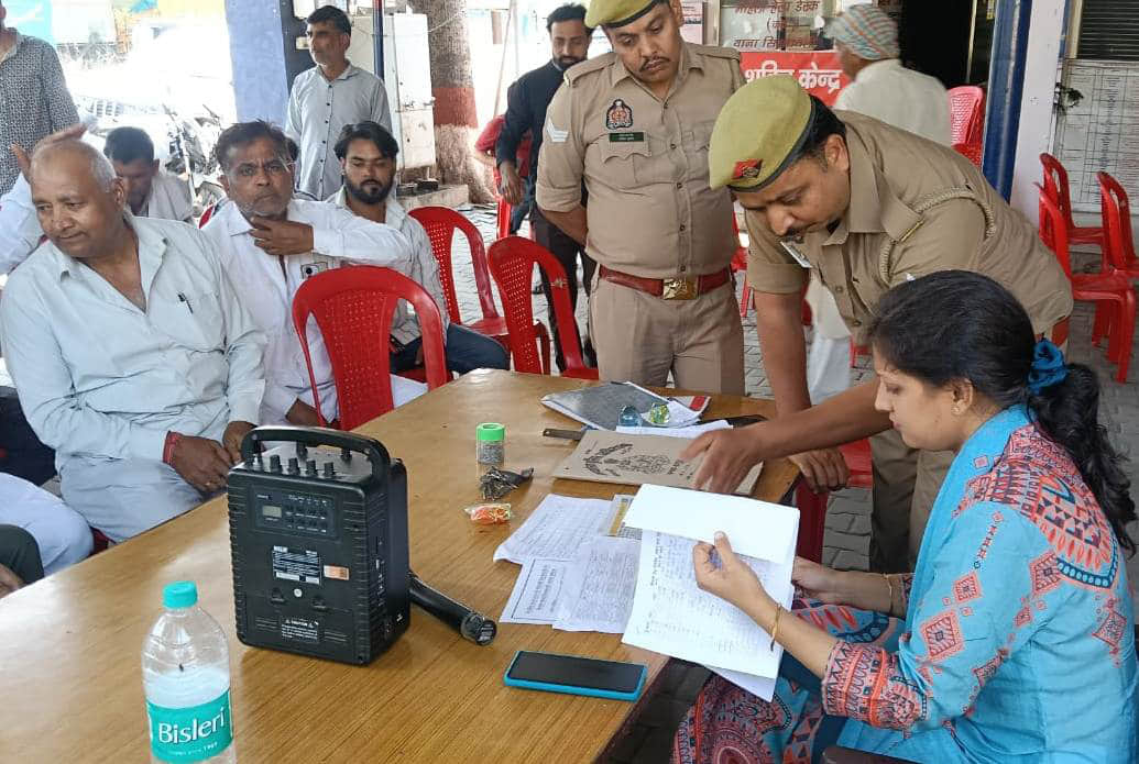 सिंभावली थाने में वाहनों की नीलामी के दौरान मौजूद नायब तहसीलदार व अन्य। संवाद