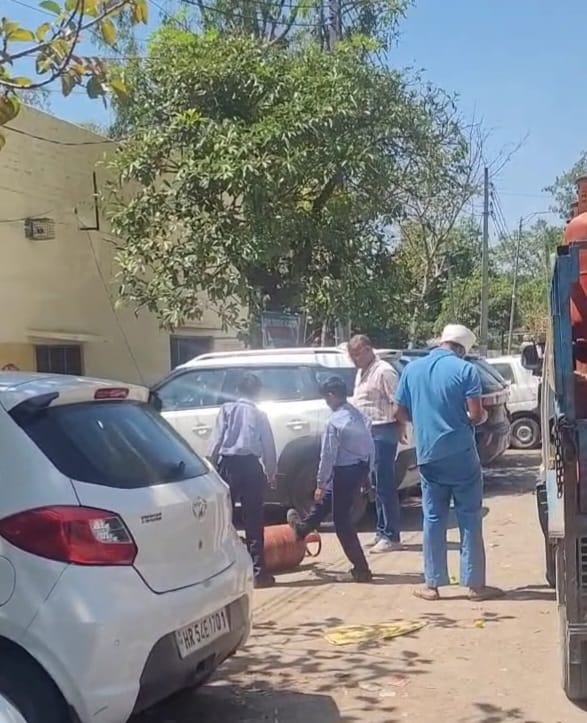 Video of students lifting cylinders in school surfaces