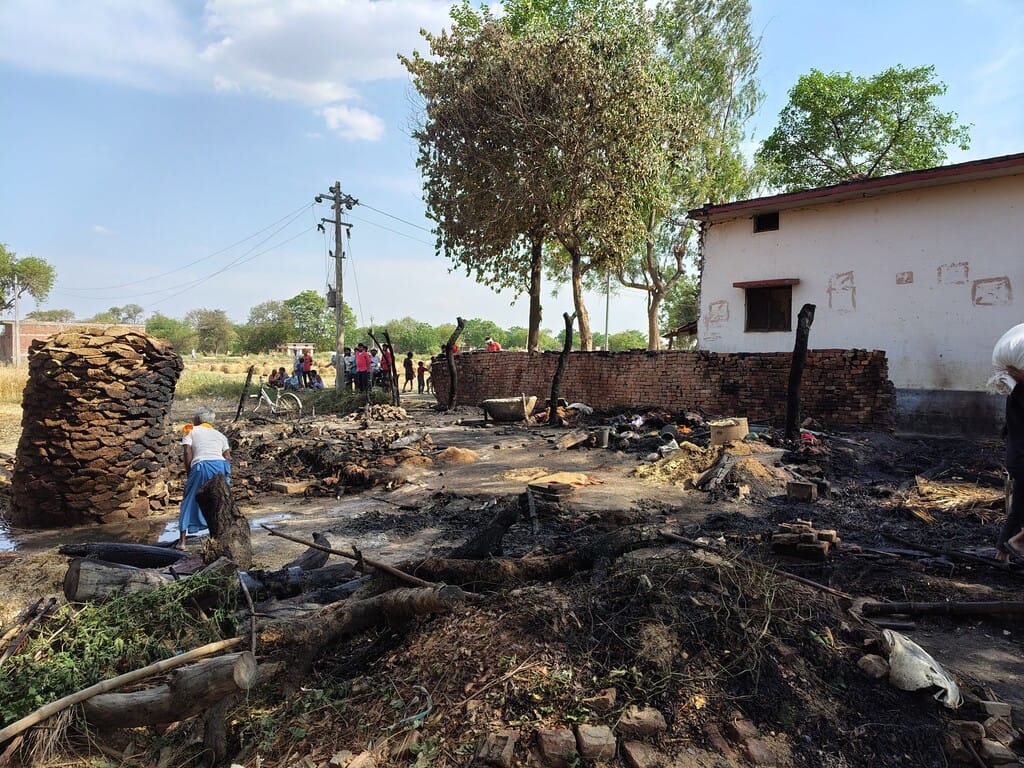Fire broke out in seven huts, fire brigade reached Dehri village after two hours