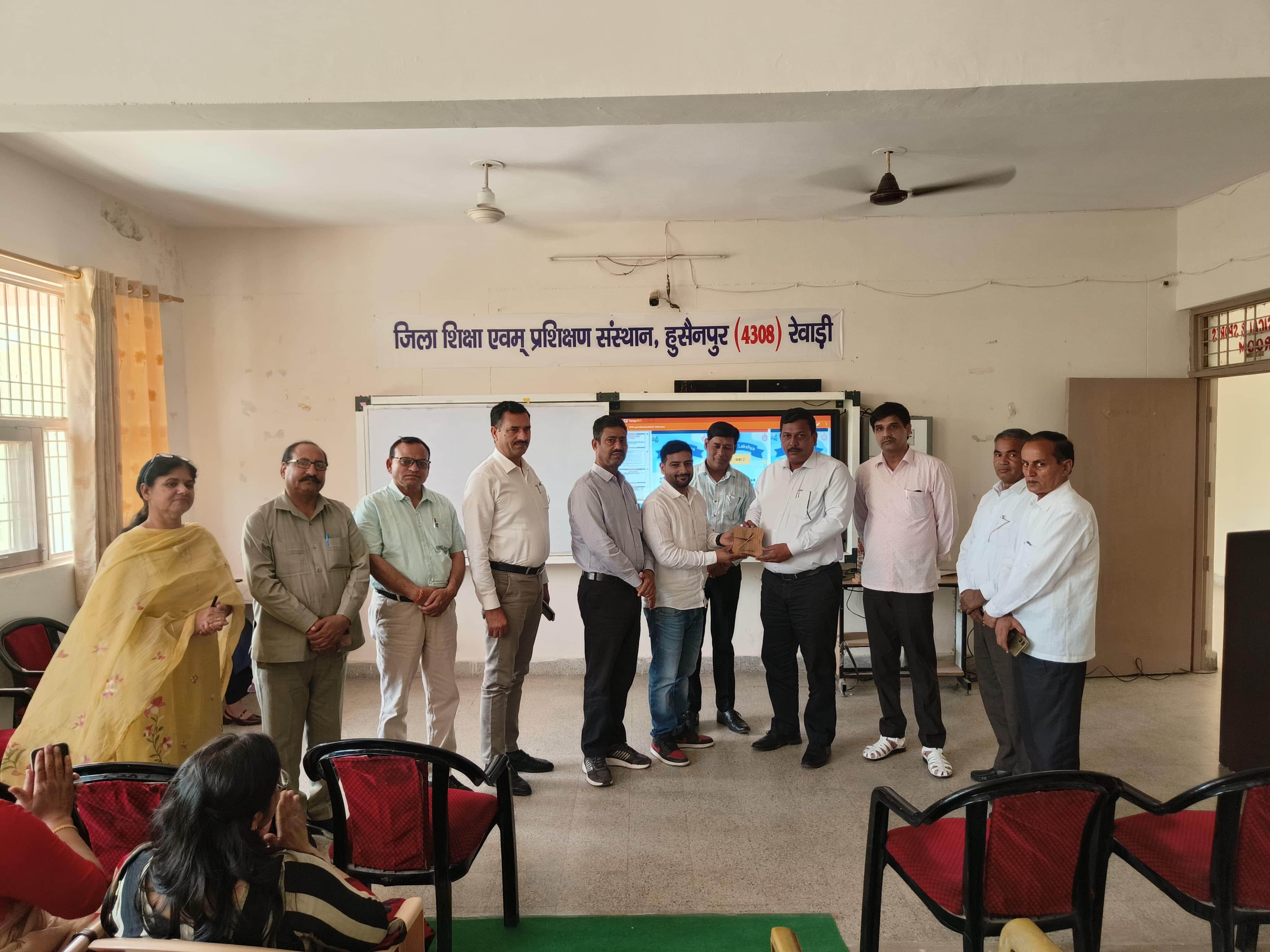 सम्पर्क फाउंडेशन के 20 वर्ष पूर्ण होने पर डीईईओ को मोमेंटो भेंट करते जिला समन्वयक ललित कुमार। स