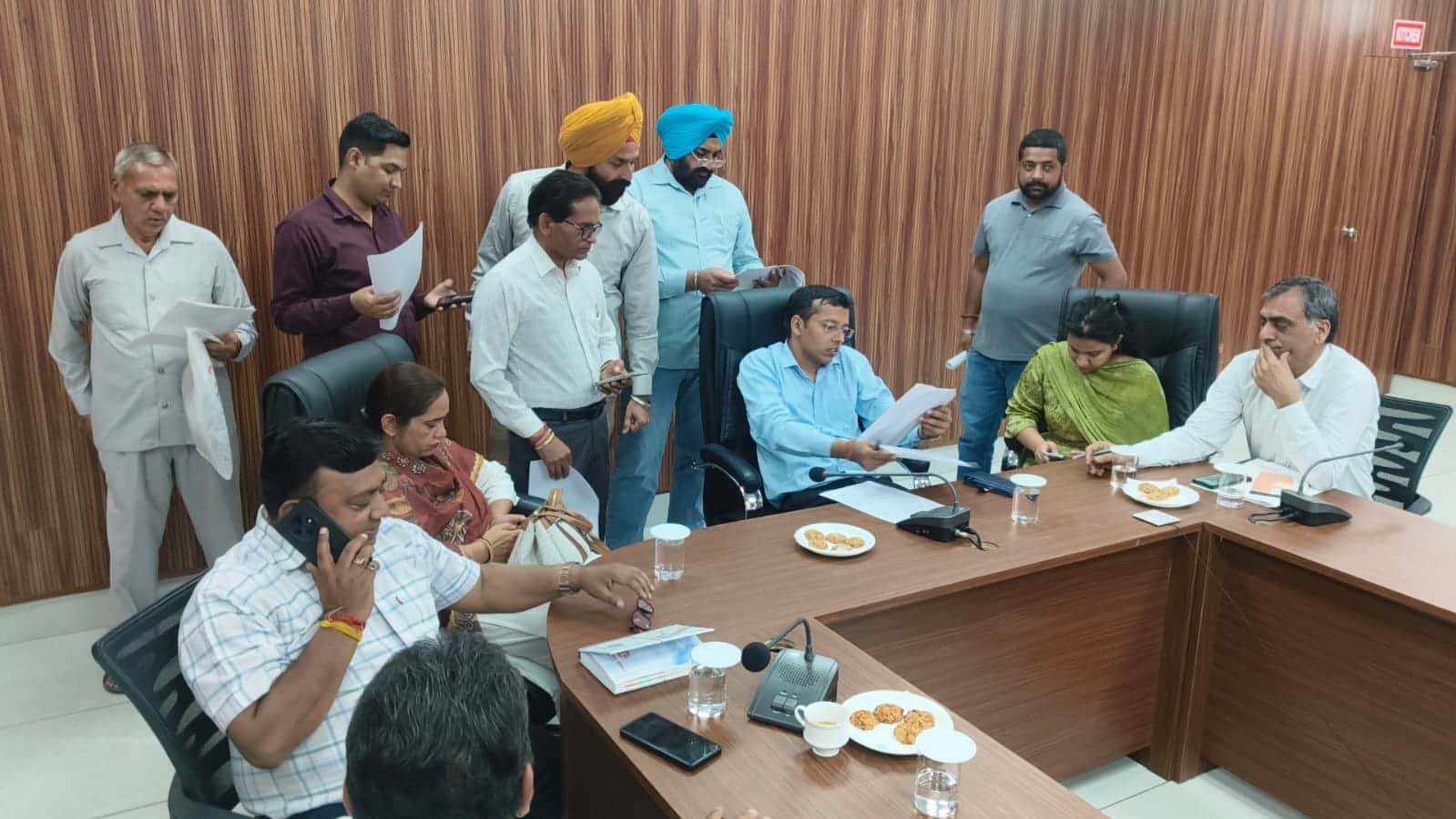 समाधान शिविर मे लोगों की समस्याएं सुनते अधिकारी। संवाद