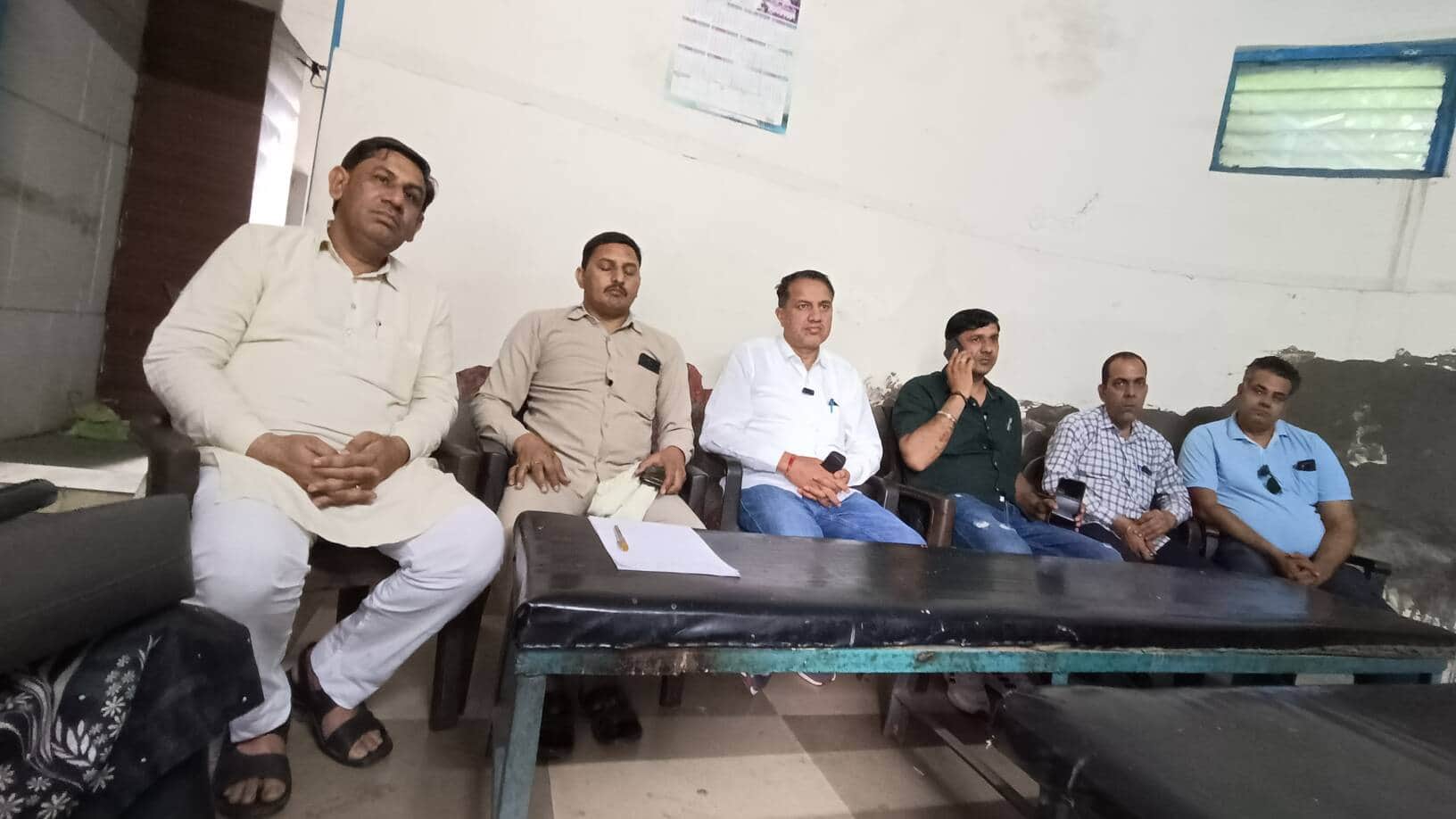 सोनीपत के गोहाना बस अड्डे पर बैठक करते हरियाणा रोडवेज कर्मचारी साझा मोर्चा के सदस्य। संवाद 