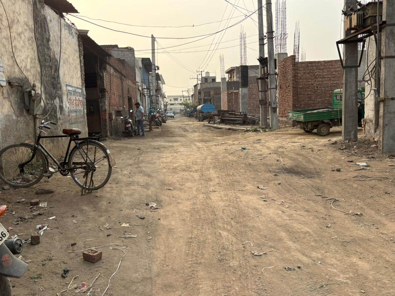 सरूरपुर औद्योगिक क्षेत्र में बदहाल सड़कों से परेशान उद्यमी