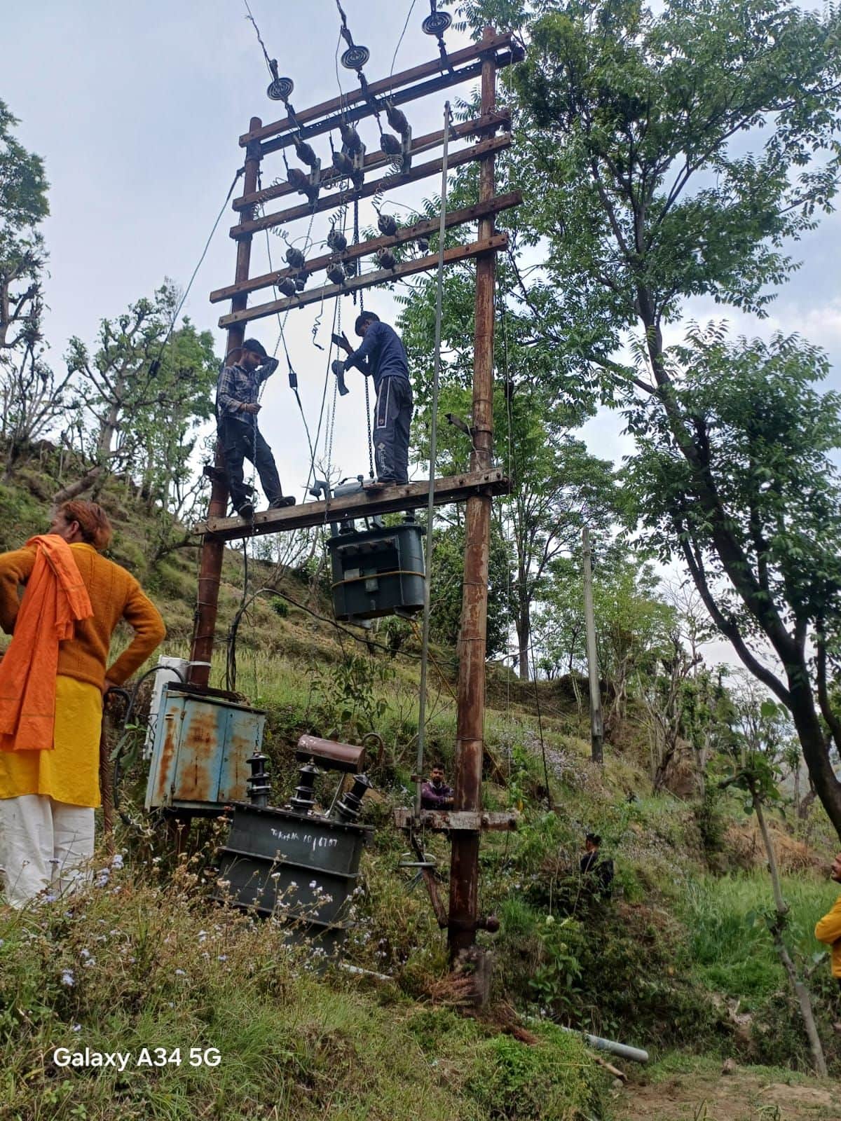 सरकाघाट के रिस्सा छिड़ बिजली का नया ट्रांसफार्मर लगाते हुए कर्मचारी। स्रोत : जागरूक पाठक