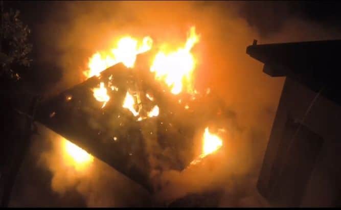 सरकाघाट के तहत भरनाल गांव में रविवार रात आकाशीय बिजली गिरने से धूं धूं कर जलती गोशाला।