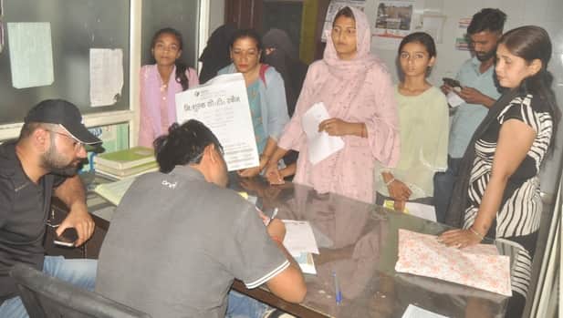 सरकारी अस्पताल में बनी ओपीडी के अंदर चिकित्सक से उपचार कराते मरीज। संवाद