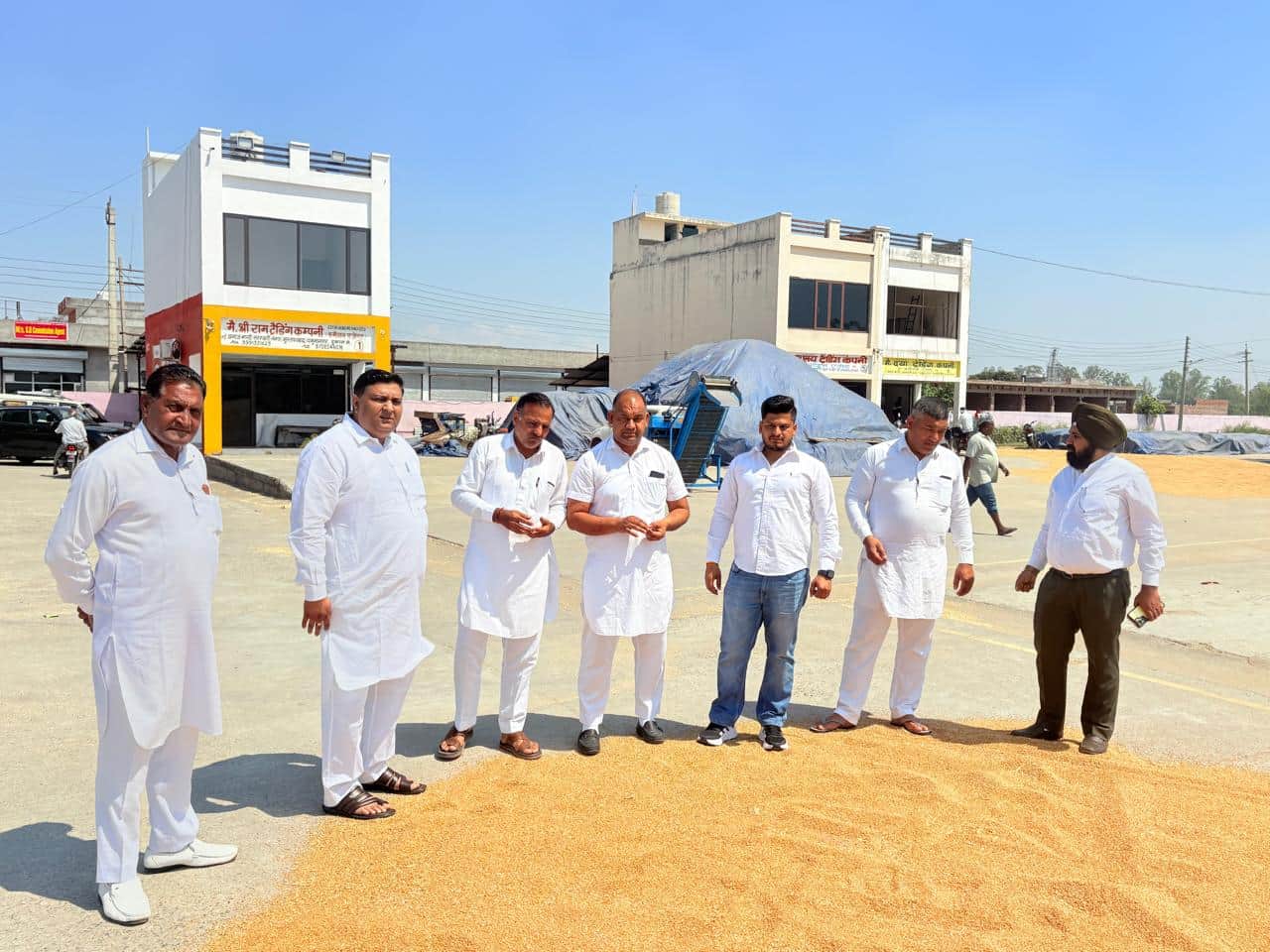 सरस्वतीनगर अनाज मंडी में दौरा करने पहुंचे भाकियू के पदाधिकारी। भाकियू