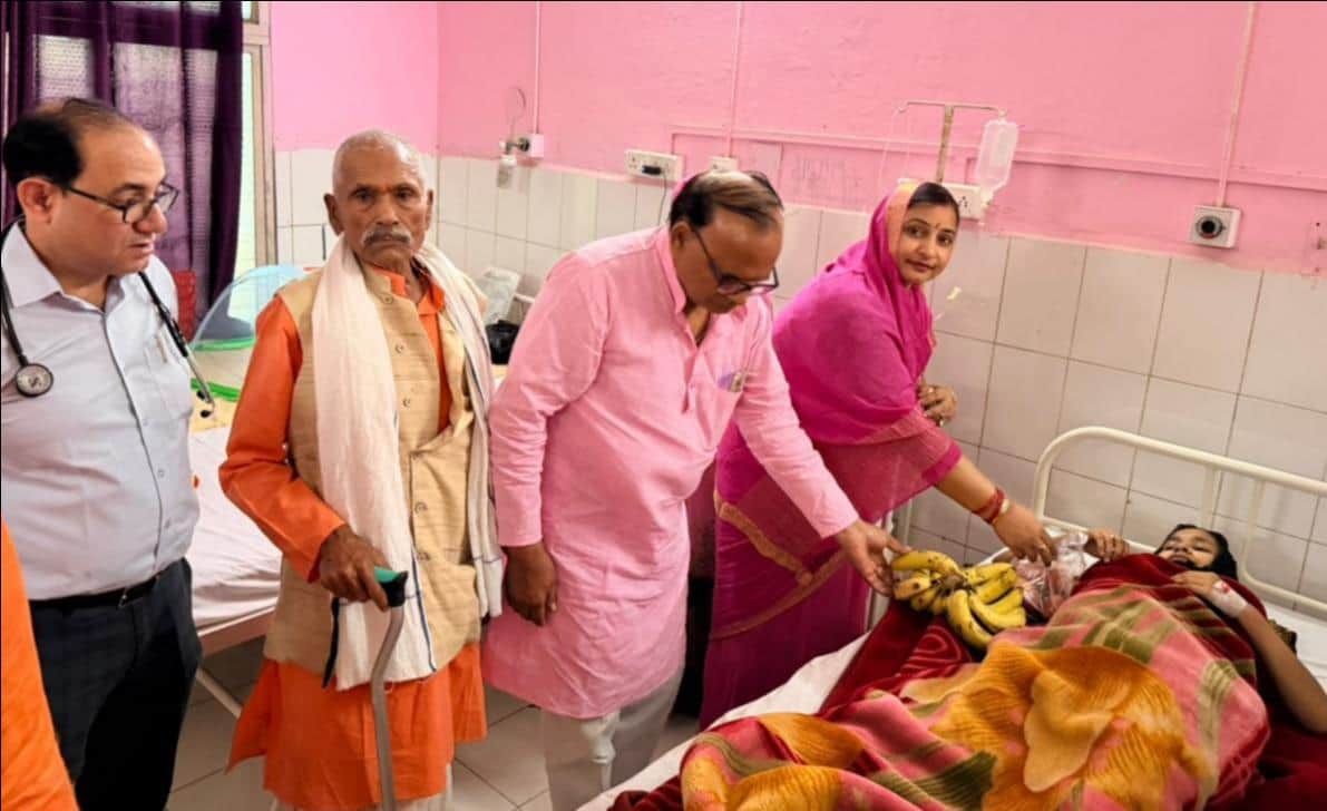 संशोधित-बदलापुर, भाजपा स्थापना दिवस पर सीएचसी में भर्ती मरीजों में फल वितरित करती भाजपा कार्यकर