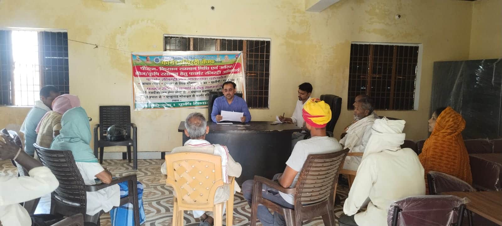 सदर ब्लॉक के परही गांव में फॉर्मर रजिस्ट्री कैंप का  निरीक्षण करते उप कृषि निदेशक वीरेंद्र कुम