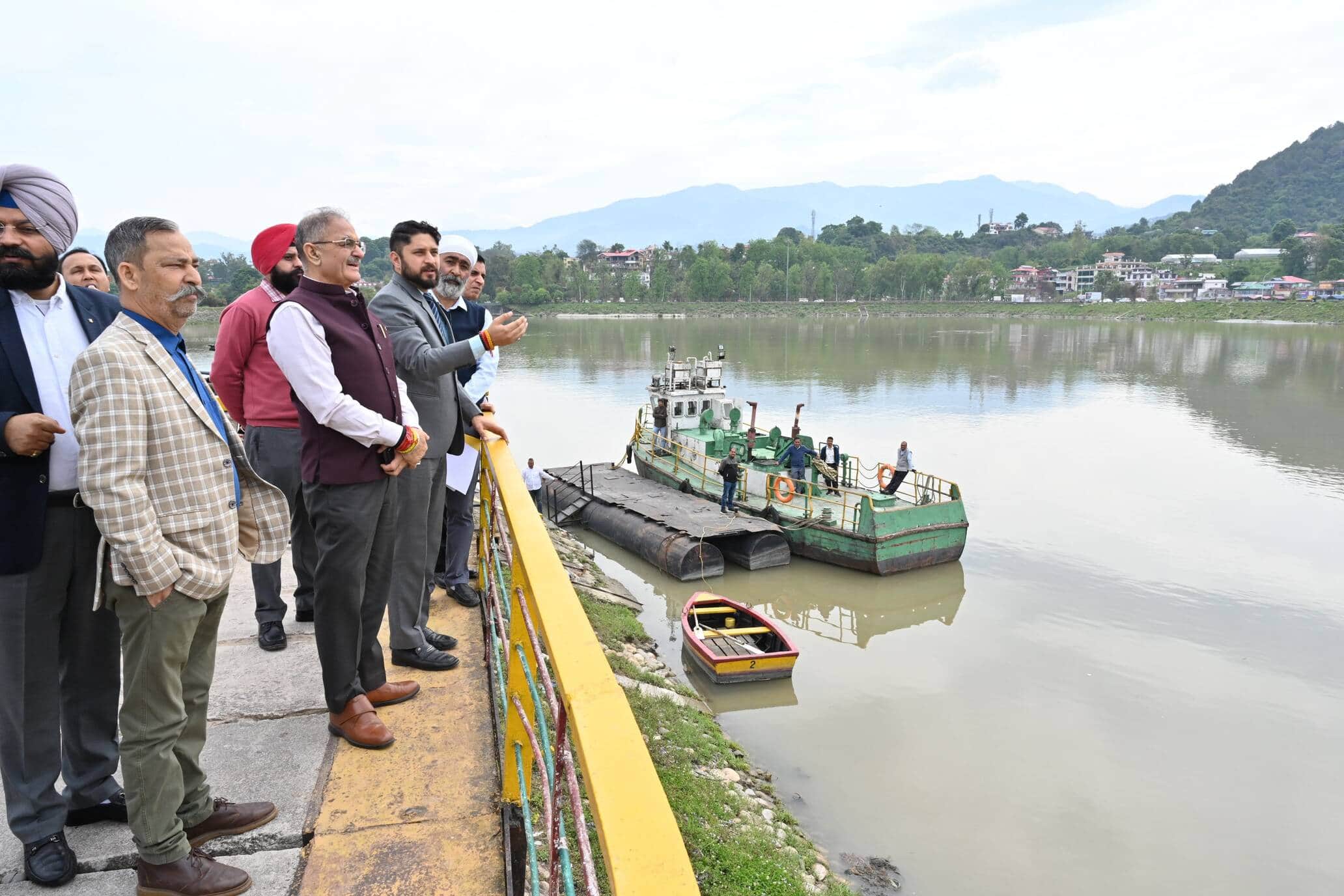 सुंदरनगर में ब्यास सतलुज लिंक परियोजना के जलाशय का निरीक्षण करते राज्यपाल कविंद्र गुप्ता। साथ म