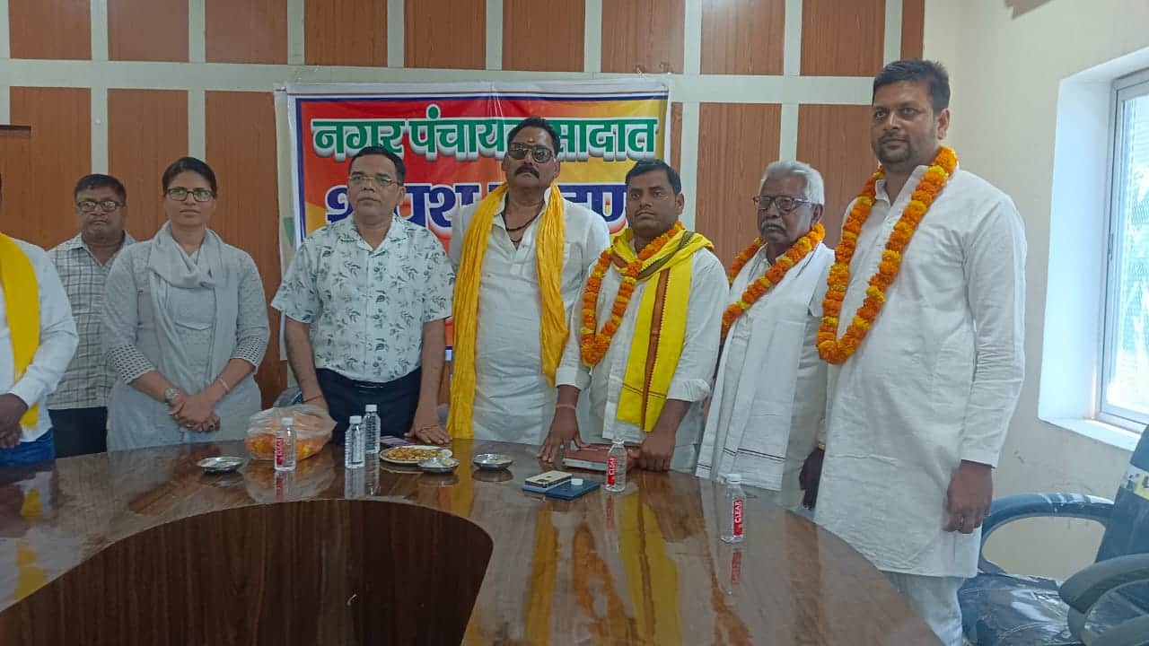 सादात नगर पंचायत कार्यालय सभागार में नामित सभासदों को पद और गोपनीयता की शपथ दिलाते जखनिया एसडीए