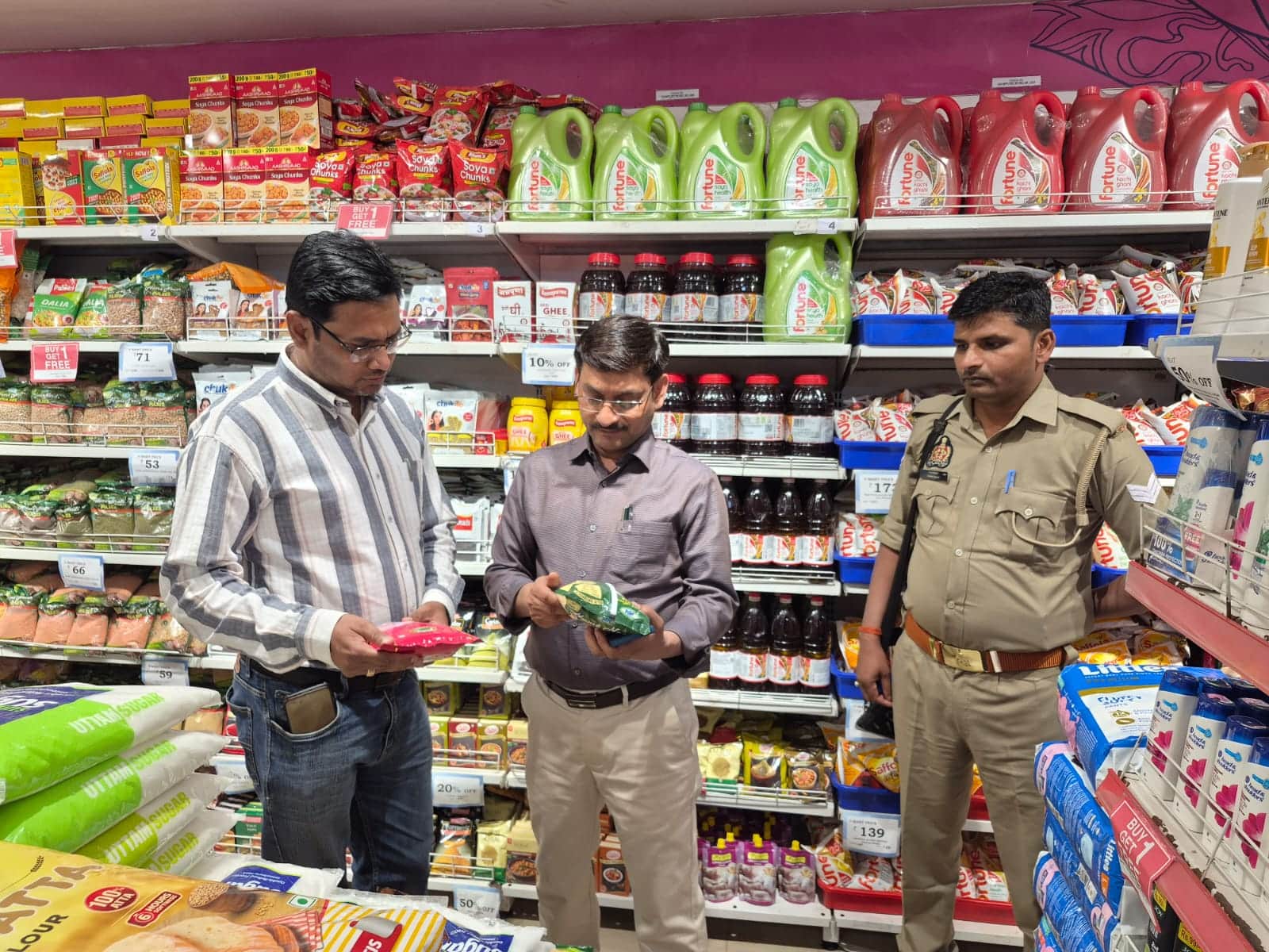शहर के एक मॉल में देसी घी की जांच करती खाद्य सुरक्षा विभाग की टीम। 