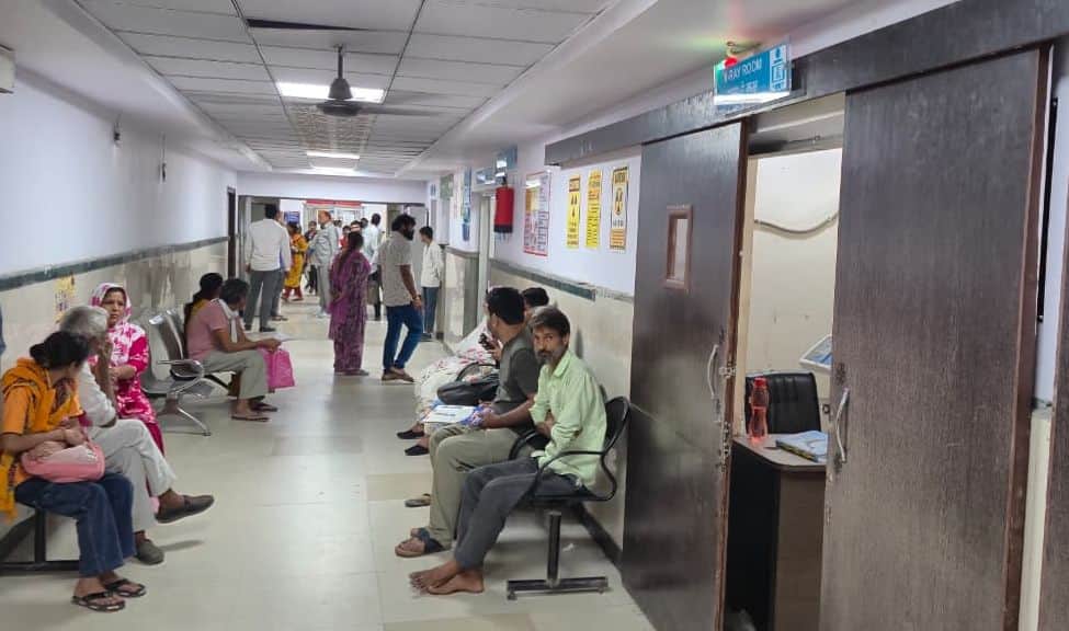 शहर के जिला नागरिक अस्पताल में स्थित एक्सरे कक्ष के बाहर बैठे मरीज