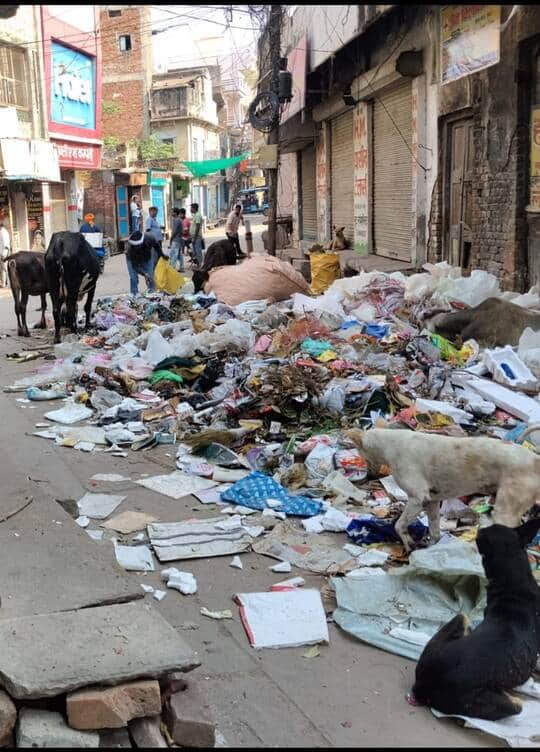 शहर के प्रकाश टाकीज में लगा कूड़े का ढेर-संवाद