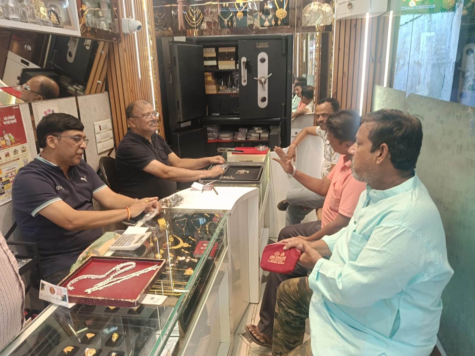 शहर में एक ज्वेलर्स के यहां खरीदारी करते लोग। संवाद