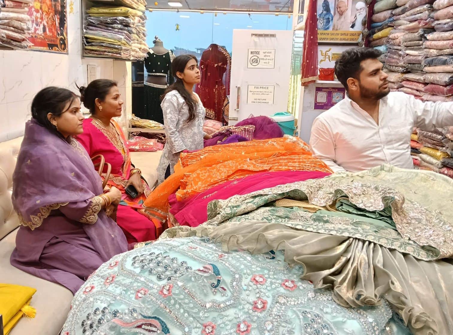 शहर में एक दुकान पर शादी के लिए लहंगा पसंद करती महिलाएं। संवाद