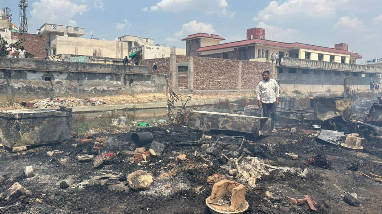 शहर में धर्मनगर कॉलोनी की झुग्गियों में लगी भीषण आग। संवाद