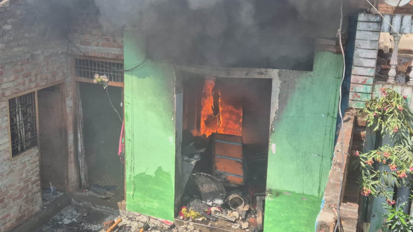 शिकोहाबादफोटो-201-हादसे के बाद मकान के अंदर लगी आग। स्रोत संवाद